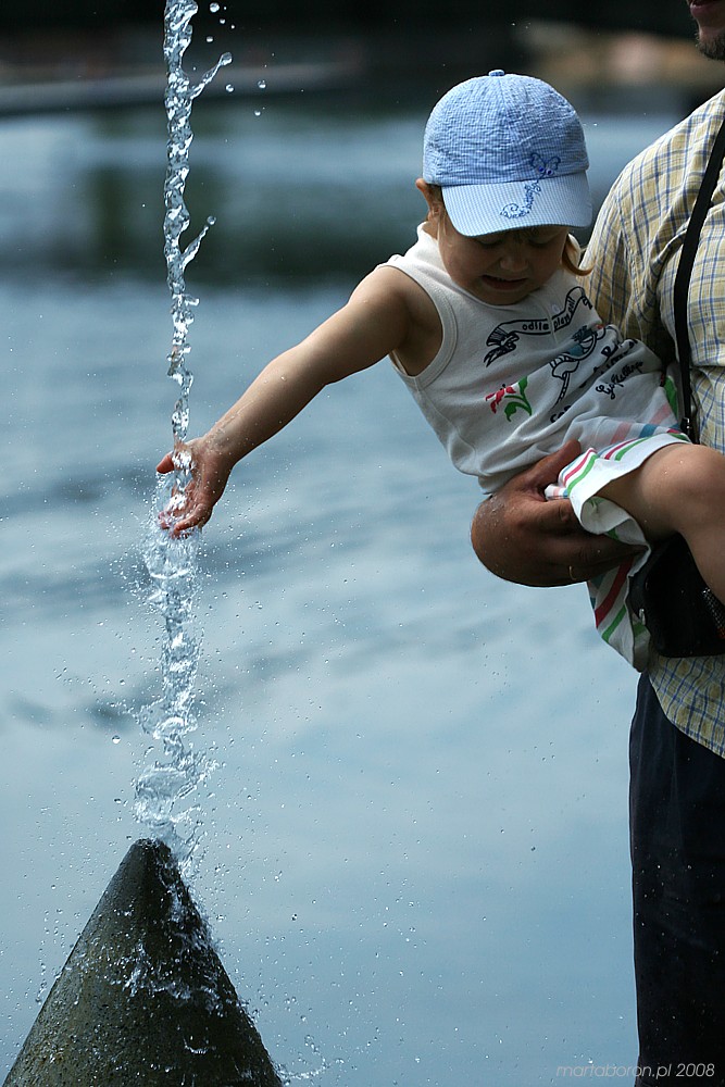 Przy fontannie
Wrocław
Słowa kluczowe: woda,dziecko,niebieski