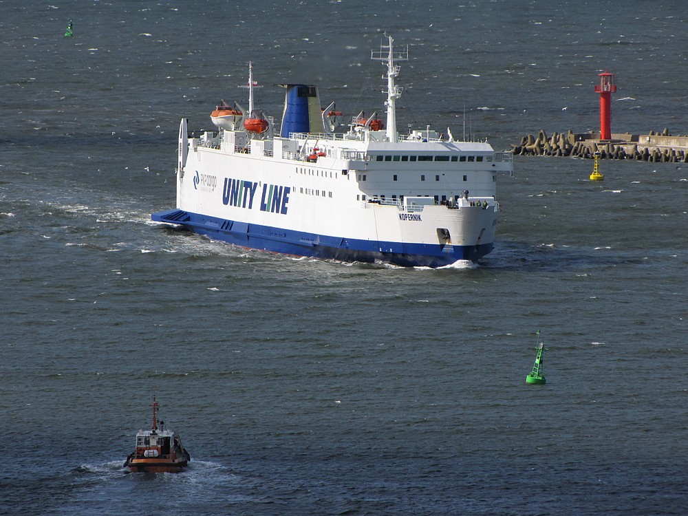 Kopernik Unity Line wpływa do portu
Świnoujście 2012
Słowa kluczowe: morze,woda
