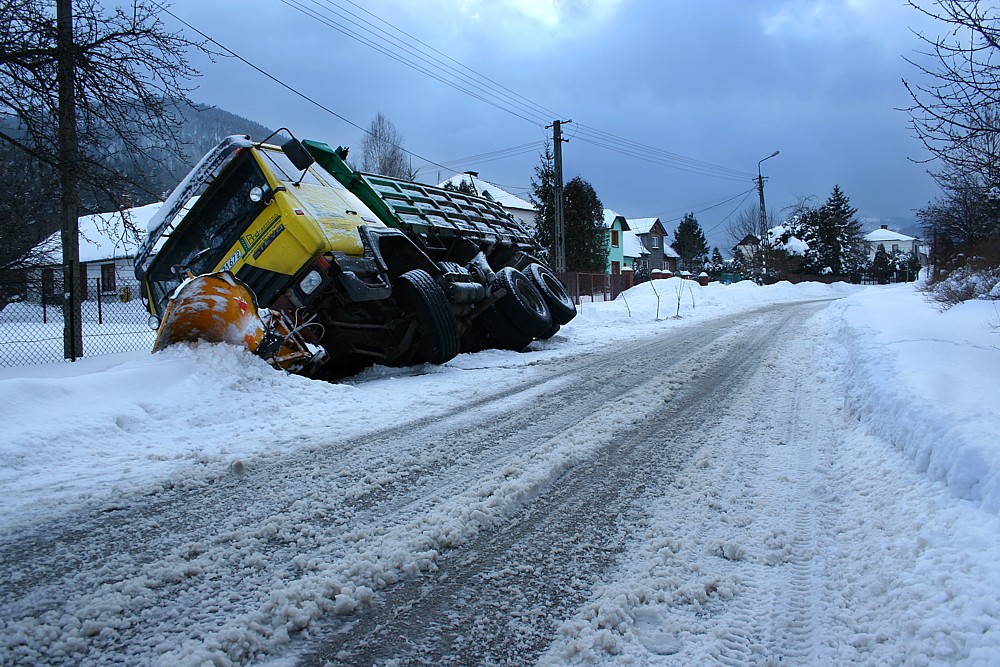 Ciężkie warunki w Szczyrku...
...śniegu prawie metr, zaspy wyższe niż samochody. Nawet pług nie dał rady.
Szczyrk 2009
Słowa kluczowe: zima,samochód